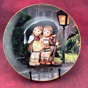 THE M J HUMMEL "STORMY WEATHER" LITTLE COMPANIONS COLLECTIONS PLATE # VB4083